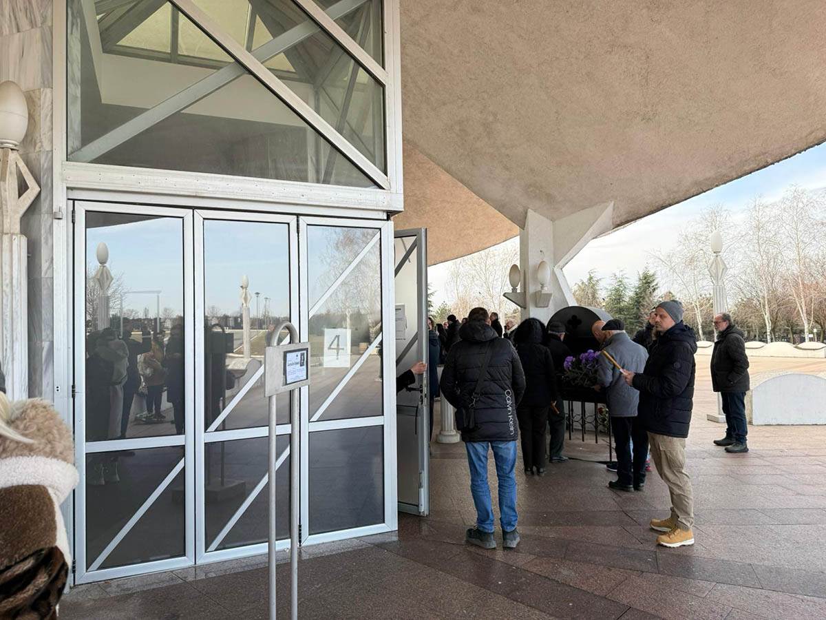 Ljudi pristizu na sahranu Beti Djordjevic Porocica prima saucesca u zatvorenoj kapeli (1).jpg