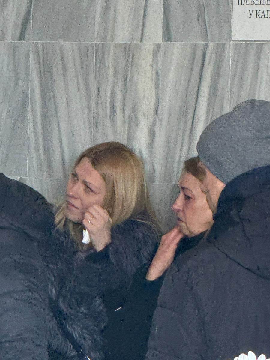 Unuka i snajka uplakane na sahrani Beti Đorđević (5).jpg