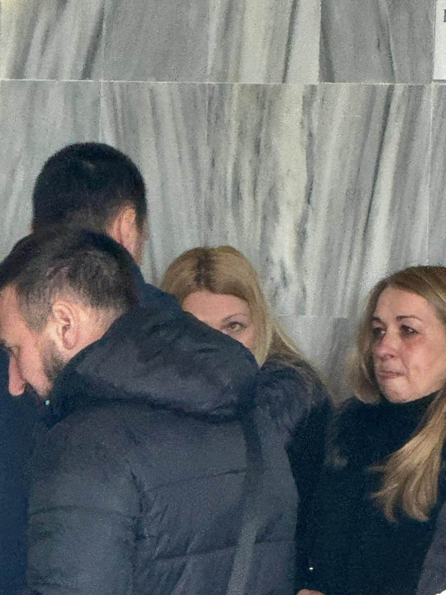 Unuka i snajka uplakane na sahrani Beti Đorđević (6).jpg