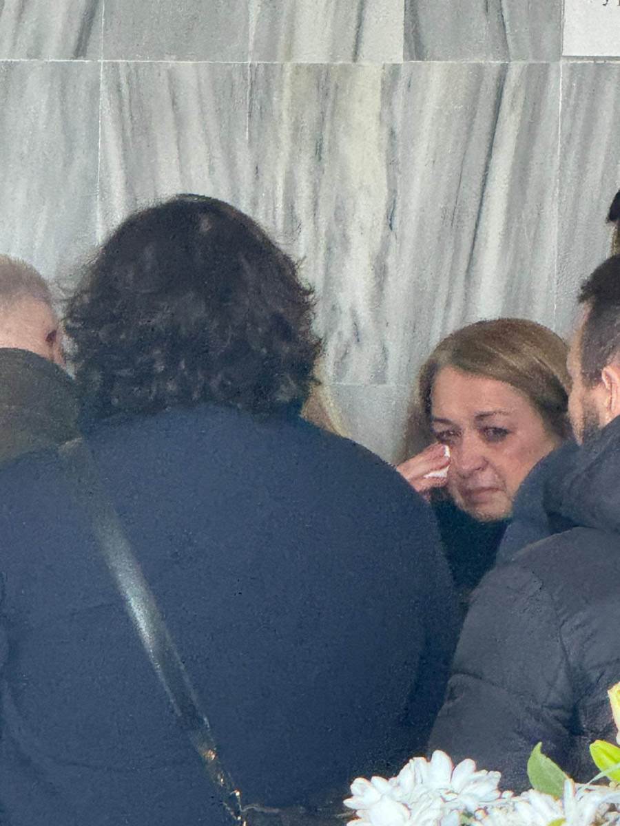 Unuka i snajka uplakane na sahrani Beti Đorđević (1).jpg