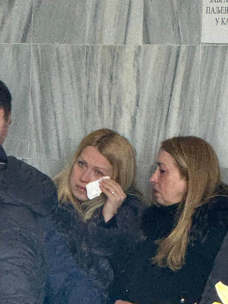 Unuka i snajka uplakane na sahrani Beti Đorđević (2).jpg