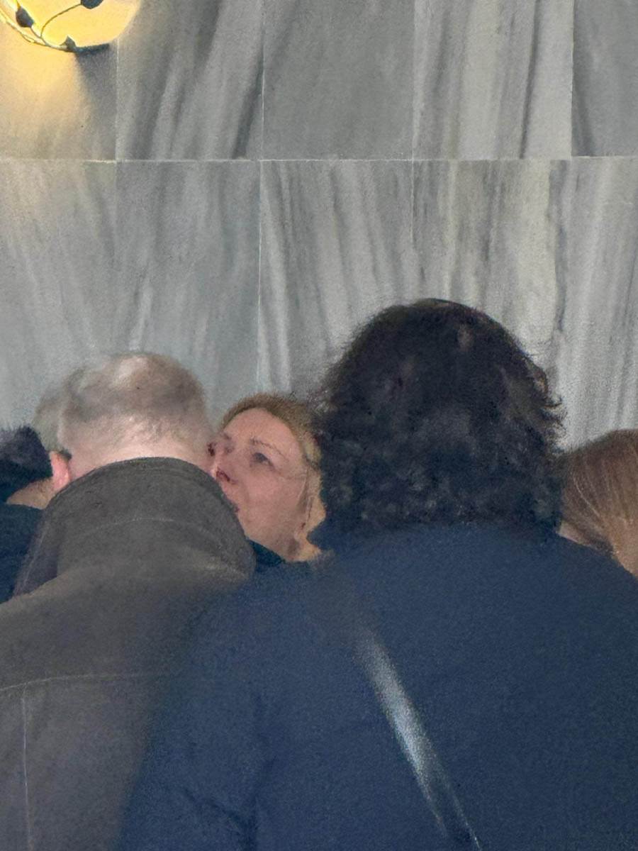 Unuka i snajka uplakane na sahrani Beti Đorđević (3).jpg