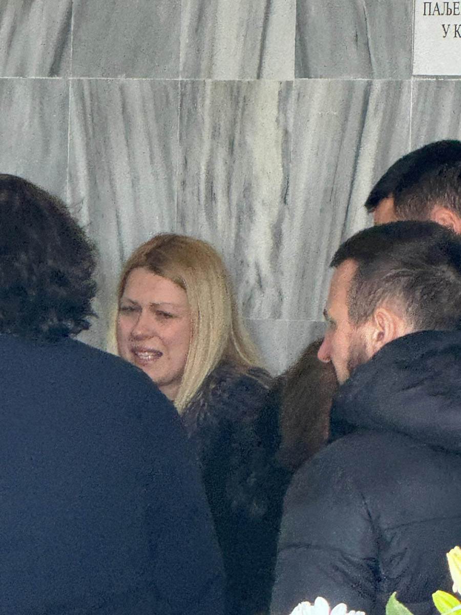 Unuka i snajka uplakane na sahrani Beti Đorđević (4).jpg