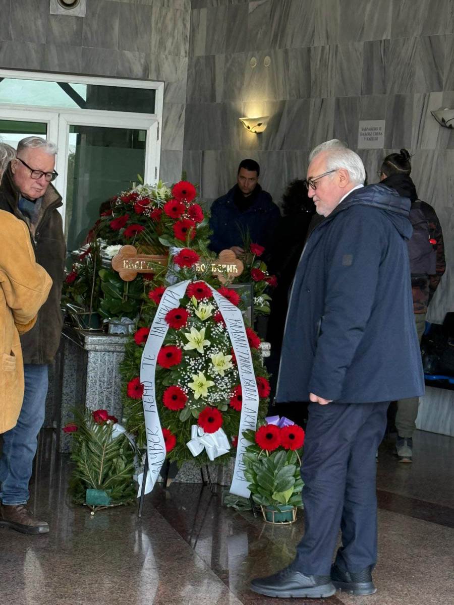 Čovek se poklanja ispred krsta i sanduka Beti Đorđević (3) copy.jpg