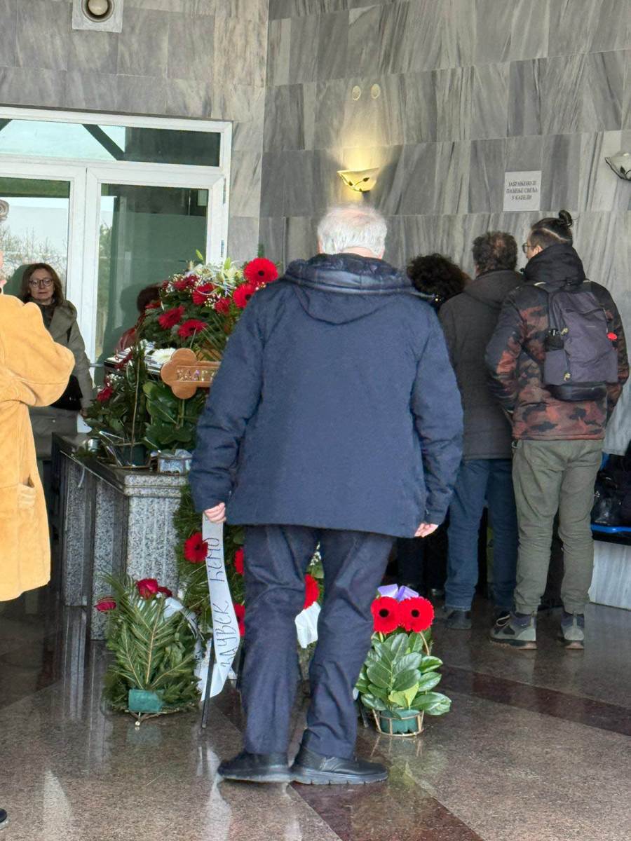 Čovek se poklanja ispred krsta i sanduka Beti Đorđević (4) copy.jpg