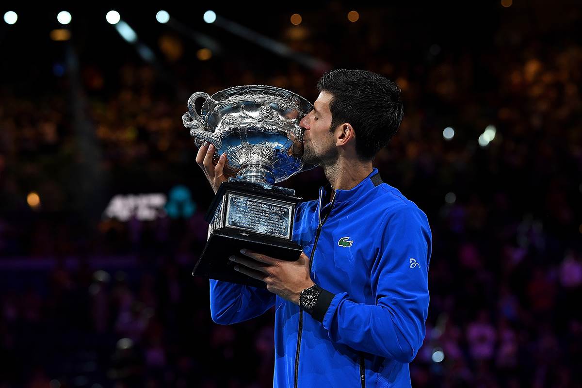 Novak Đoković ljubi pehar.
