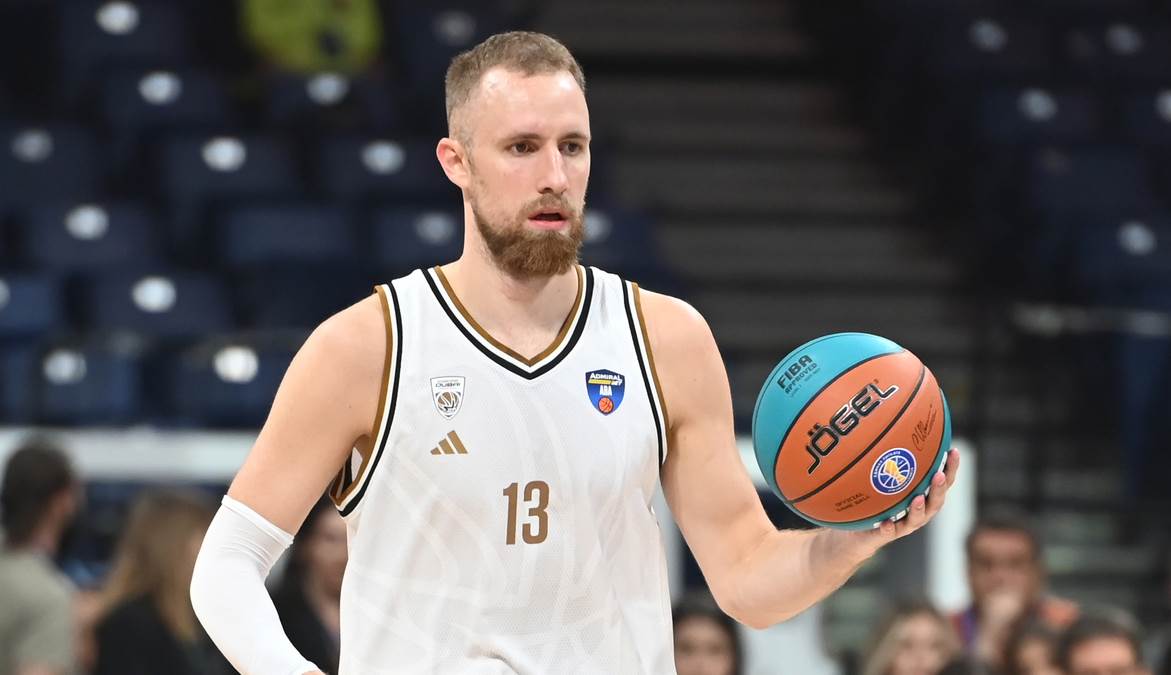 Džanan Musa vodi loptu protiv Partizana