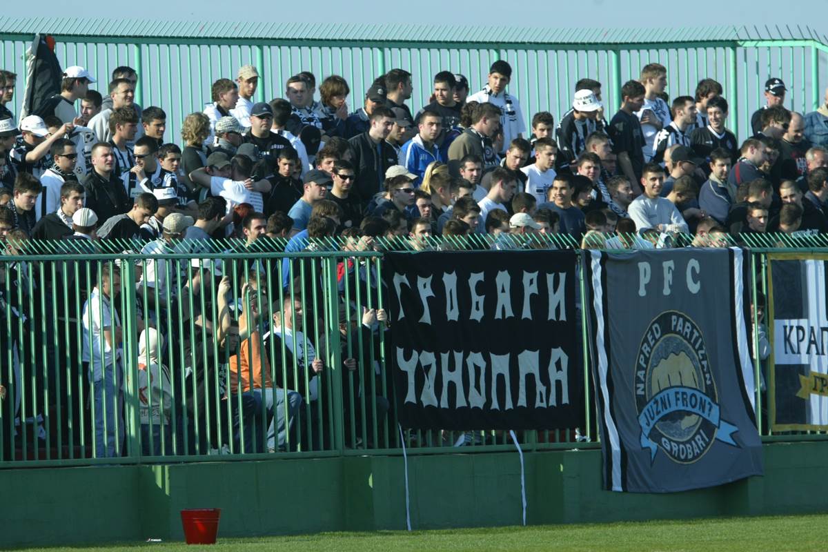 Stadion Apatin, na utakmici Mladost - Partizan u Kupu Srbije 2007. godine.
