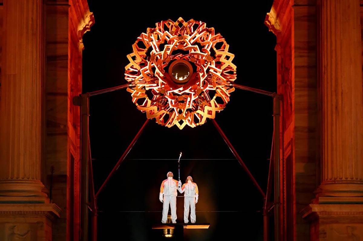 Alberto Tomba upalio olimpijski plamen (3).jpg