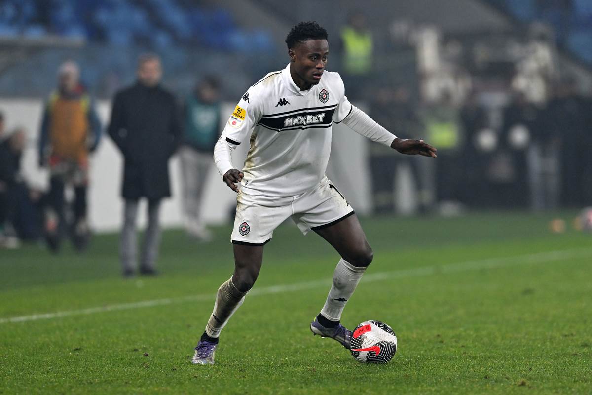 Demba Sek u belom dresu Partizana.