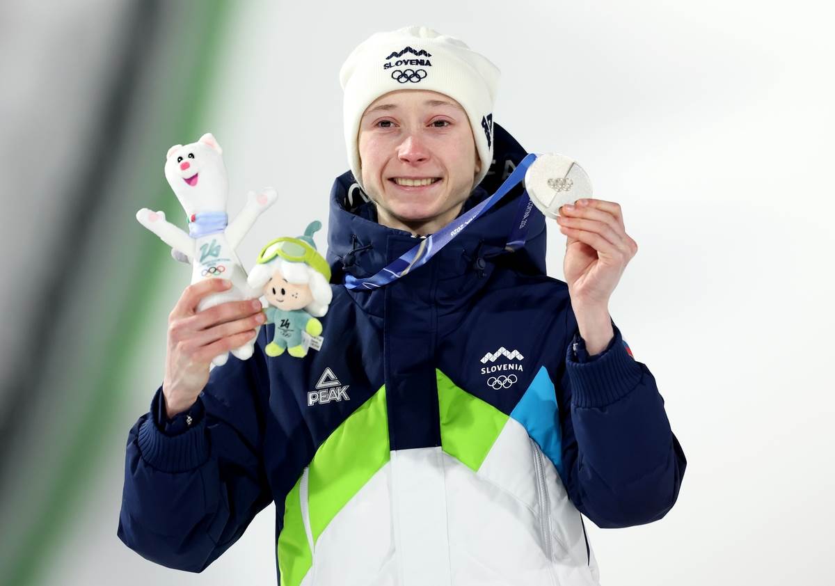 Nika Prevc sa srebrnom medaljom na ZOI u Milanu i Kortini