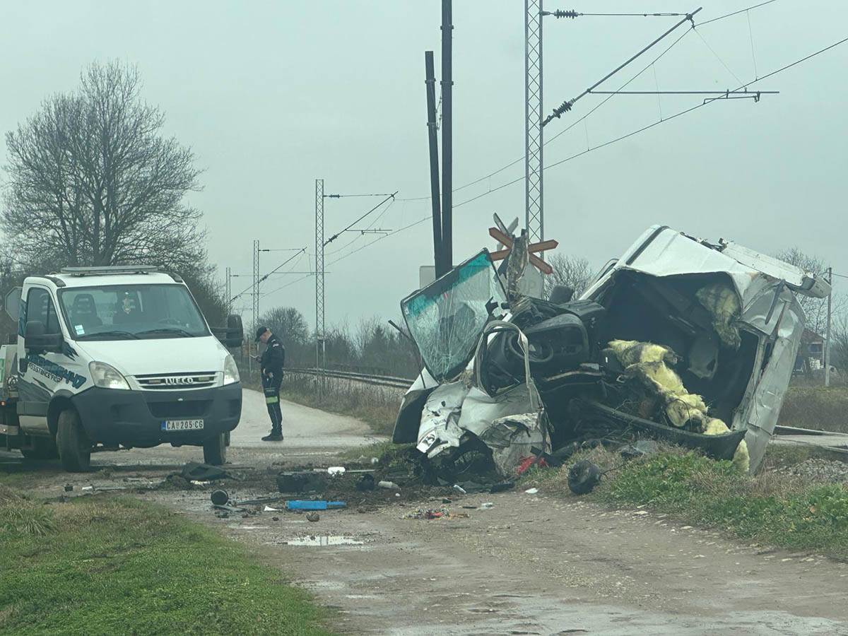 Kombi na koji je naleteo voz (3).jpg