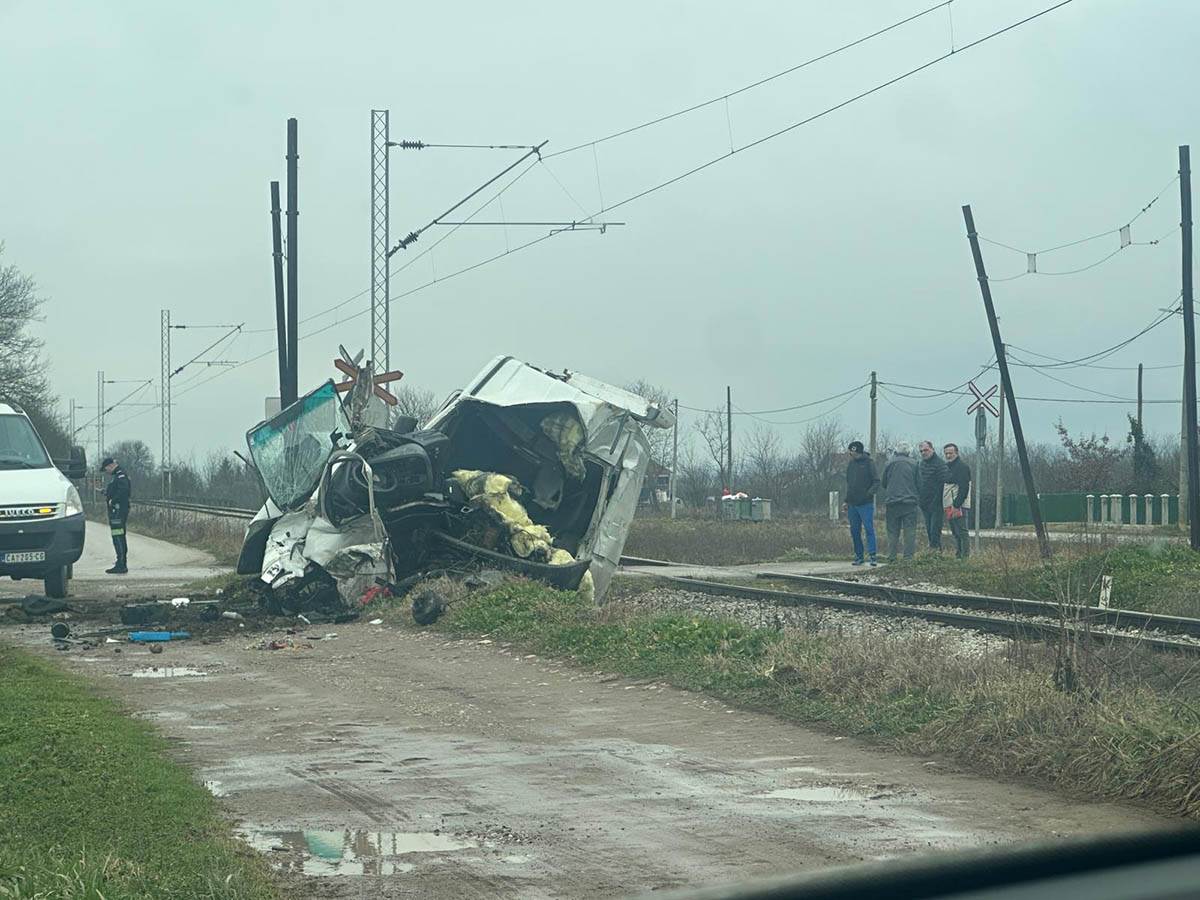 Kombi na koji je naleteo voz (1).jpg