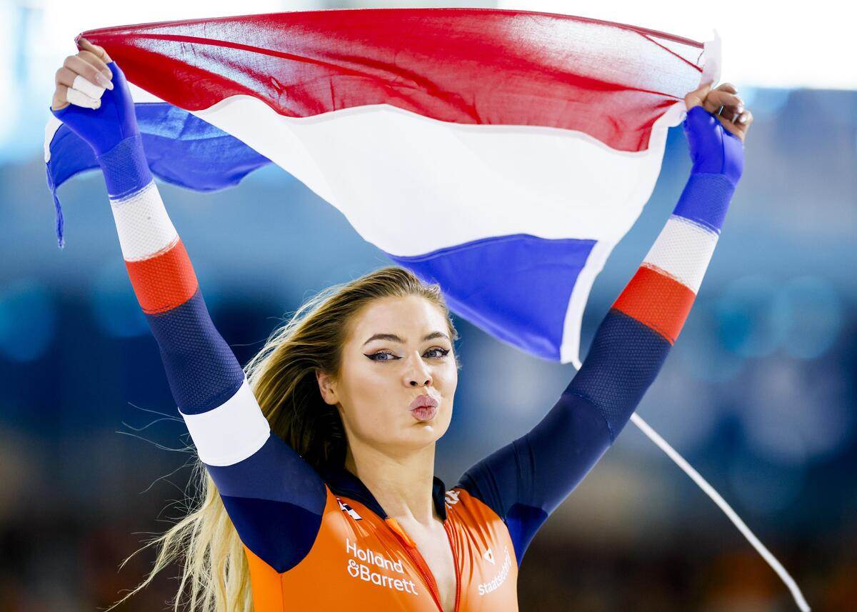 Holandska klizačica Juta Lirdam maše zastavom