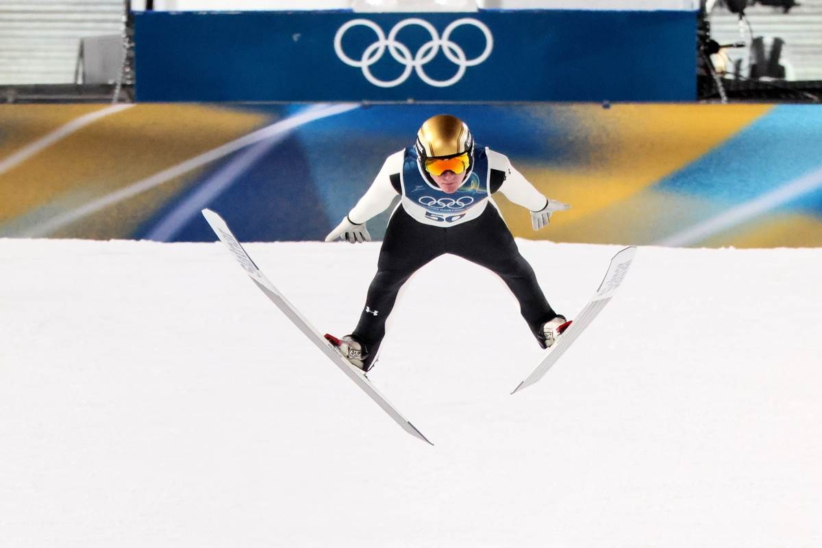 Domen Prevc skače na Zimskim olimpijskim igrama u Italiji