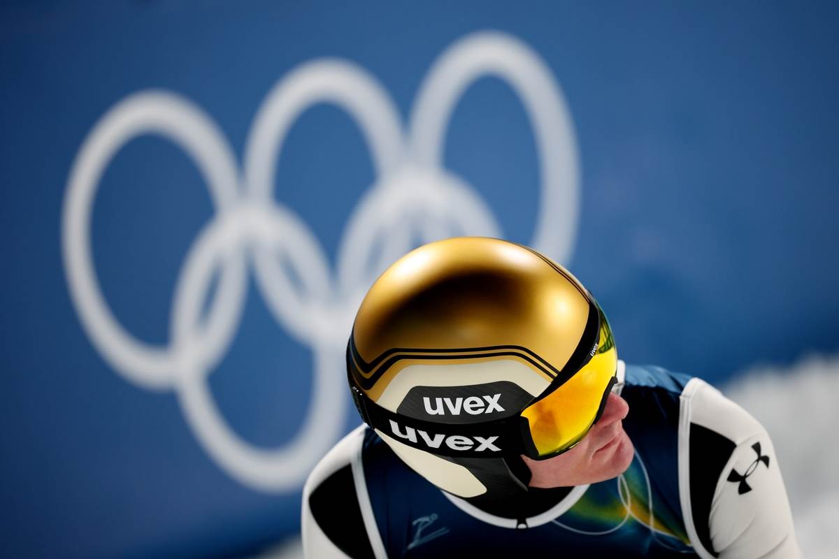 Domen Prevc sređuje opremu posle lošeg skoka na ZOI 2026