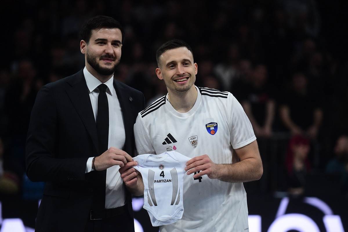 Aleksa Avramović na meču Partizana i Dubaija u Areni