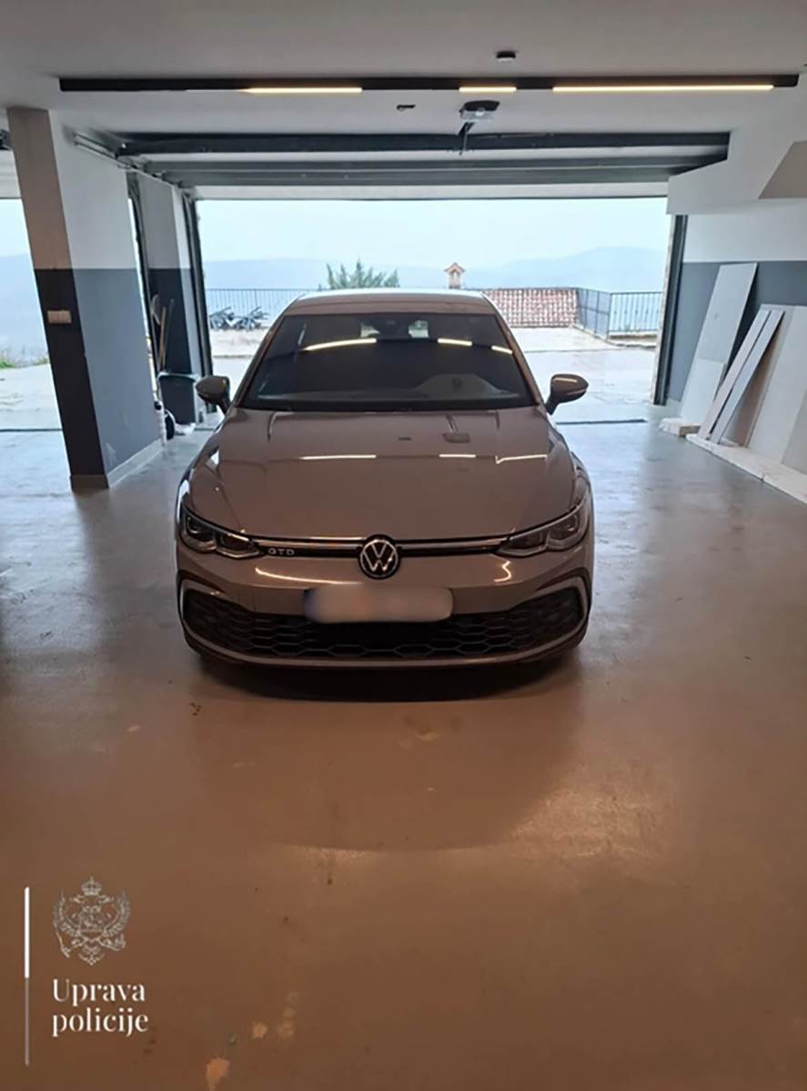 Zaplenjeni automobili u vili Zvicera  (2).jpg
