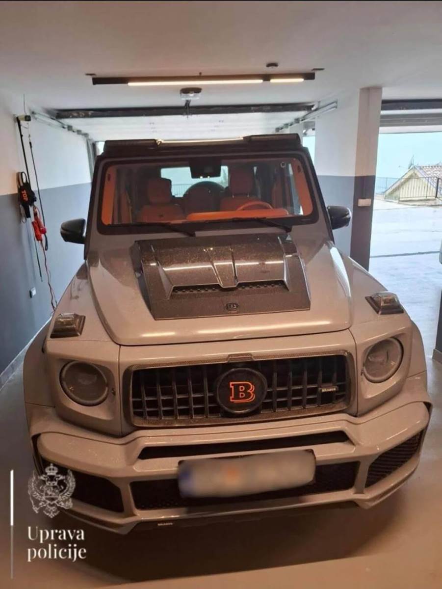 Zaplenjeni automobili u vili Zvicera  (1).jpg