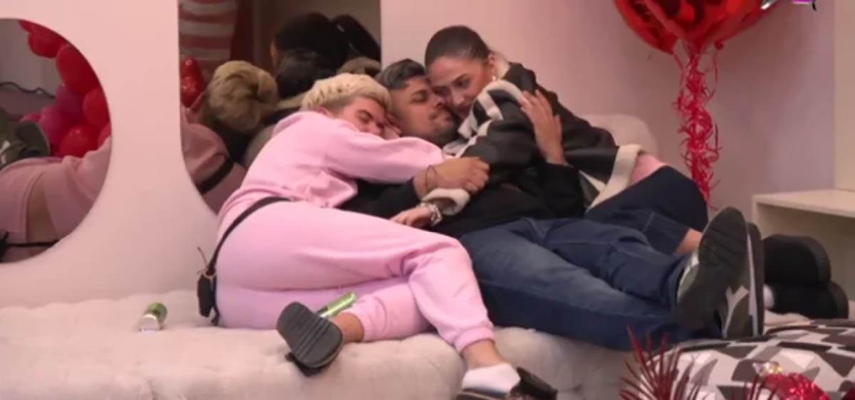 Zabeležene skandalozne scene u Eliti 9: Uroš mazi i ljubi Boru, pridružila im se ova cimerka (Video)