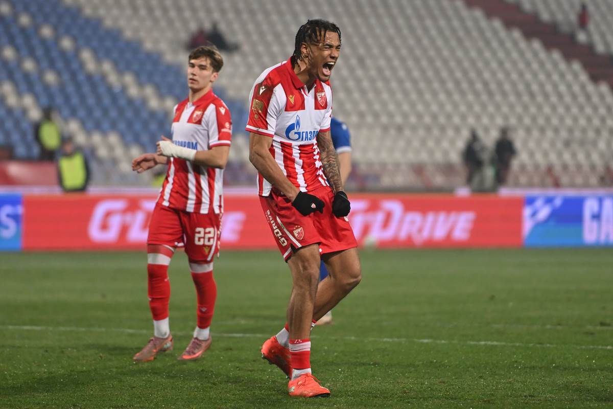 Džej Enem slavi gol u dresu Zvezde.