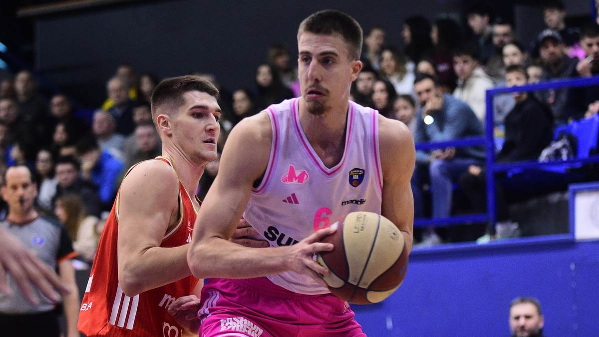 Bogoljub Marković vodi loptu ka košu Crvene zvezde dok ga čuva Stefan Miljenović