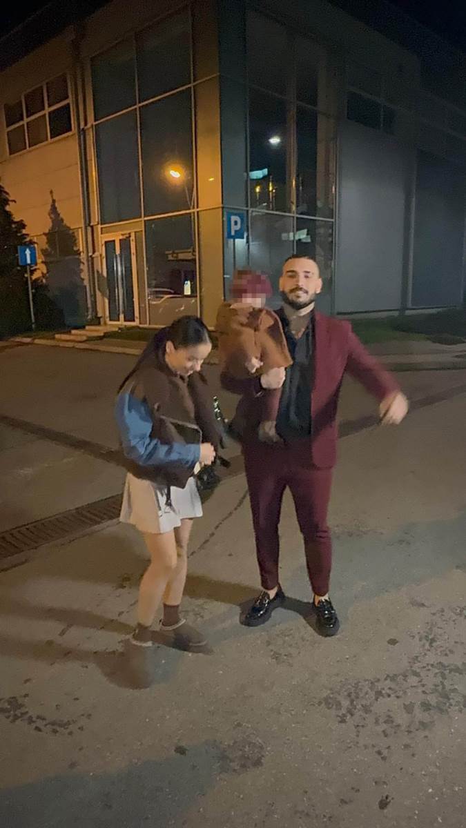 Darko Lazić sa ženom i cerkicom stigao na snimanje novogodišnjeg programa (3).jpg