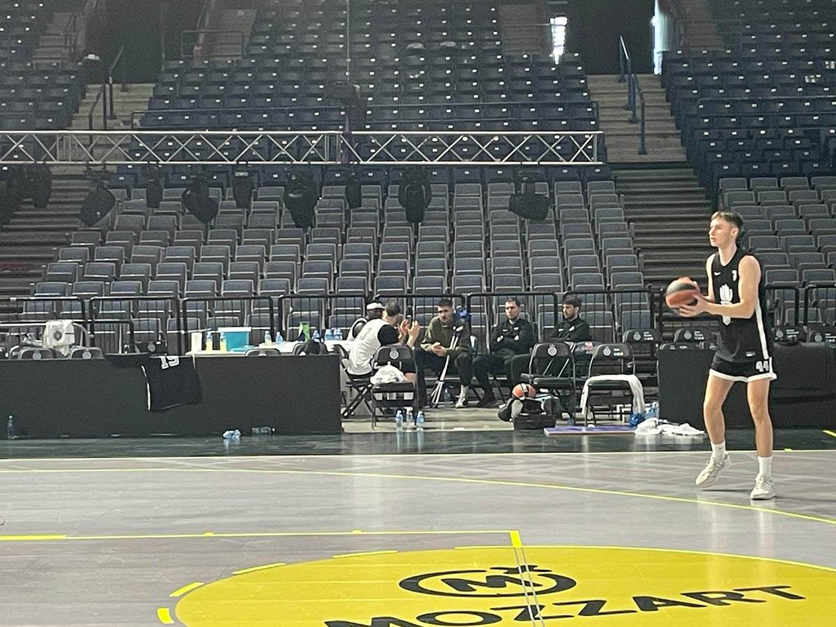 Vanja Marinković sa štakama (2).jpg