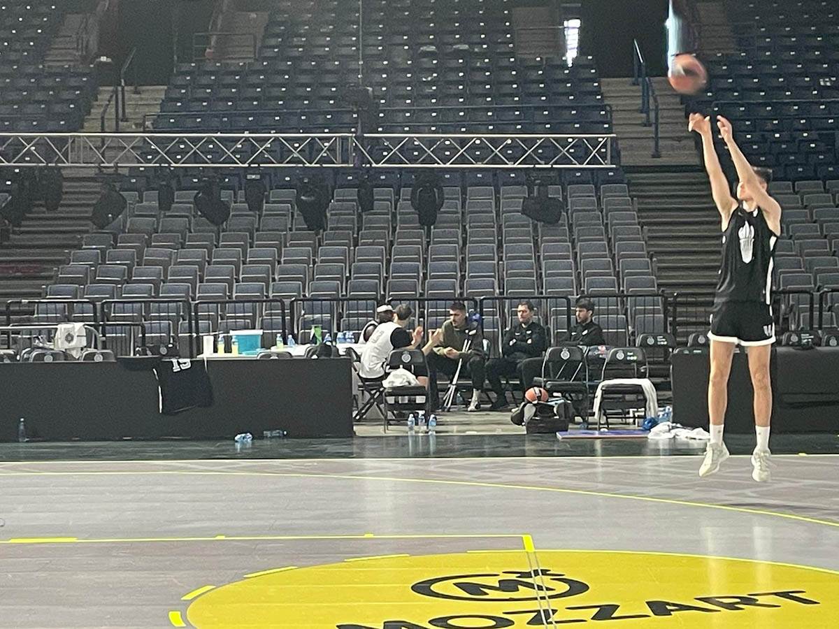 Vanja Marinković sa štakama (3).jpg