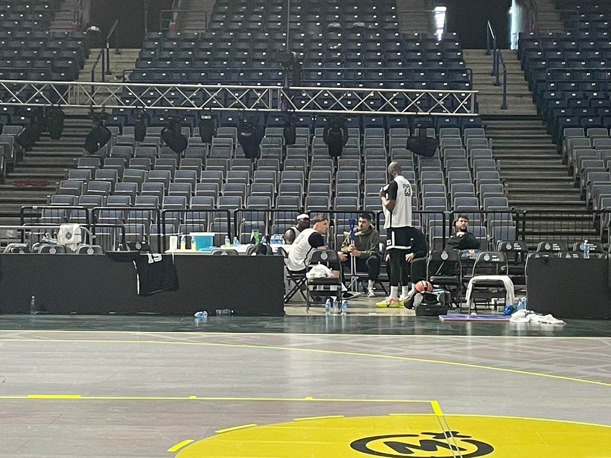 Vanja Marinković sa štakama (4).jpg