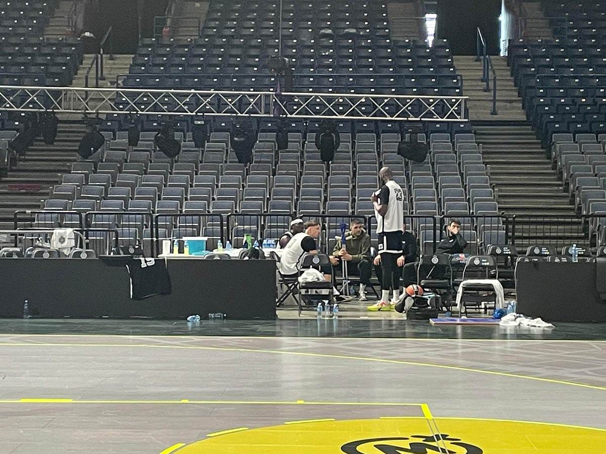 Vanja Marinković sa štakama (5).jpg