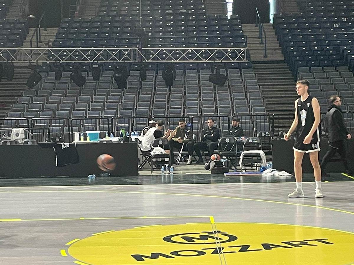 Vanja Marinković sa štakama (1).jpg