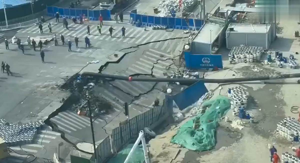 Rupa nasred puta u Šangaju (1).jpg