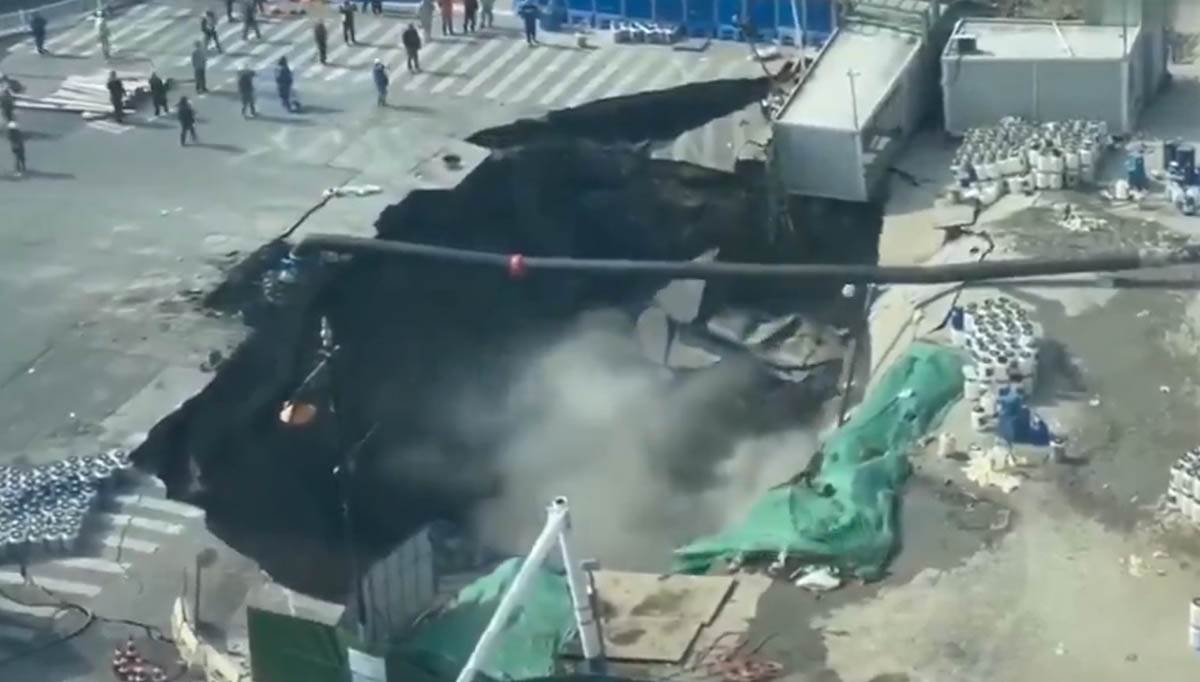 Rupa nasred puta u Šangaju (3).jpg