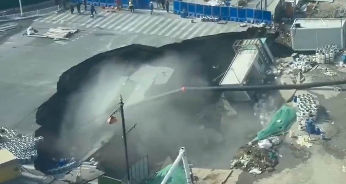 Rupa nasred puta u Šangaju (4).jpg