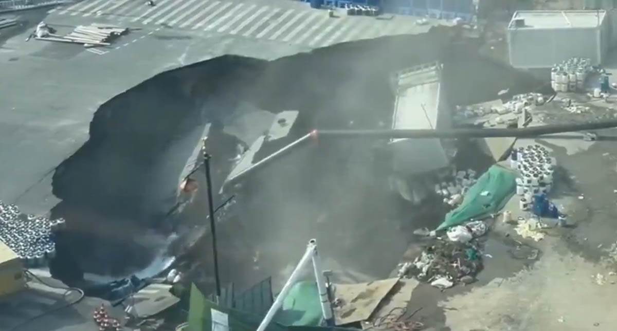 Rupa nasred puta u Šangaju (5).jpg