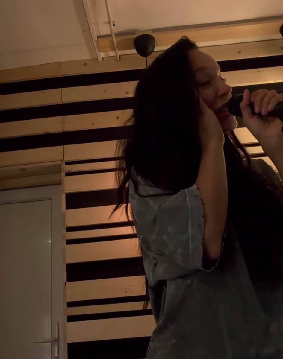 Edita Aradinović trudna peva i plače (1).jpg