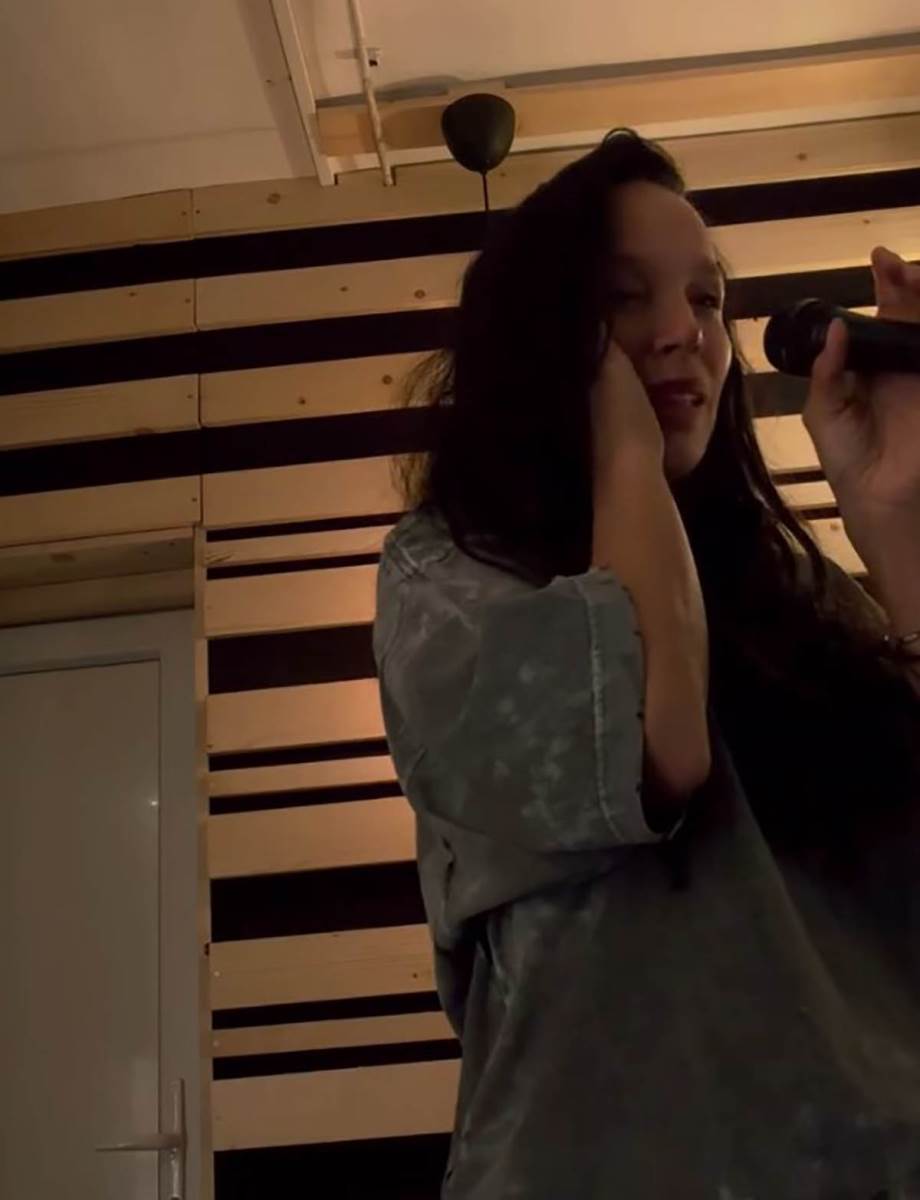 Edita Aradinović trudna peva i plače (2).jpg