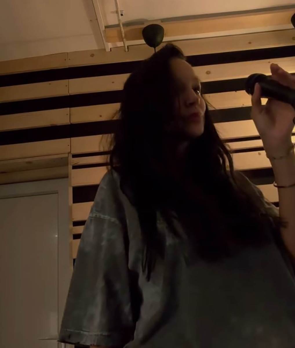 Edita Aradinović trudna peva i plače (6).jpg