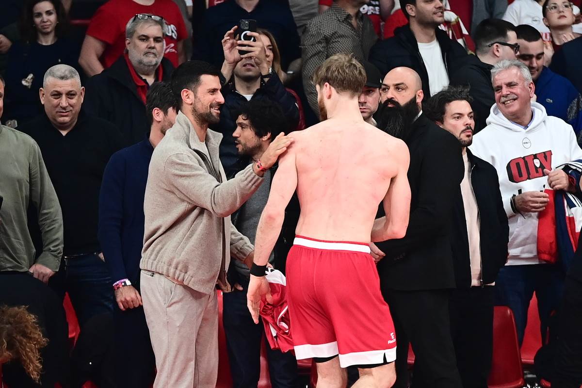 Novak Đoković se pozdravlja sa Tomasom Vokapom na utakmici Olimpijakos Zvezda u Atini