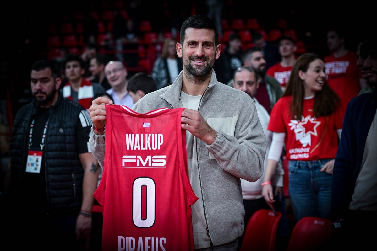 Novak Đoković pozira sa dresom Tomasa Vokapa