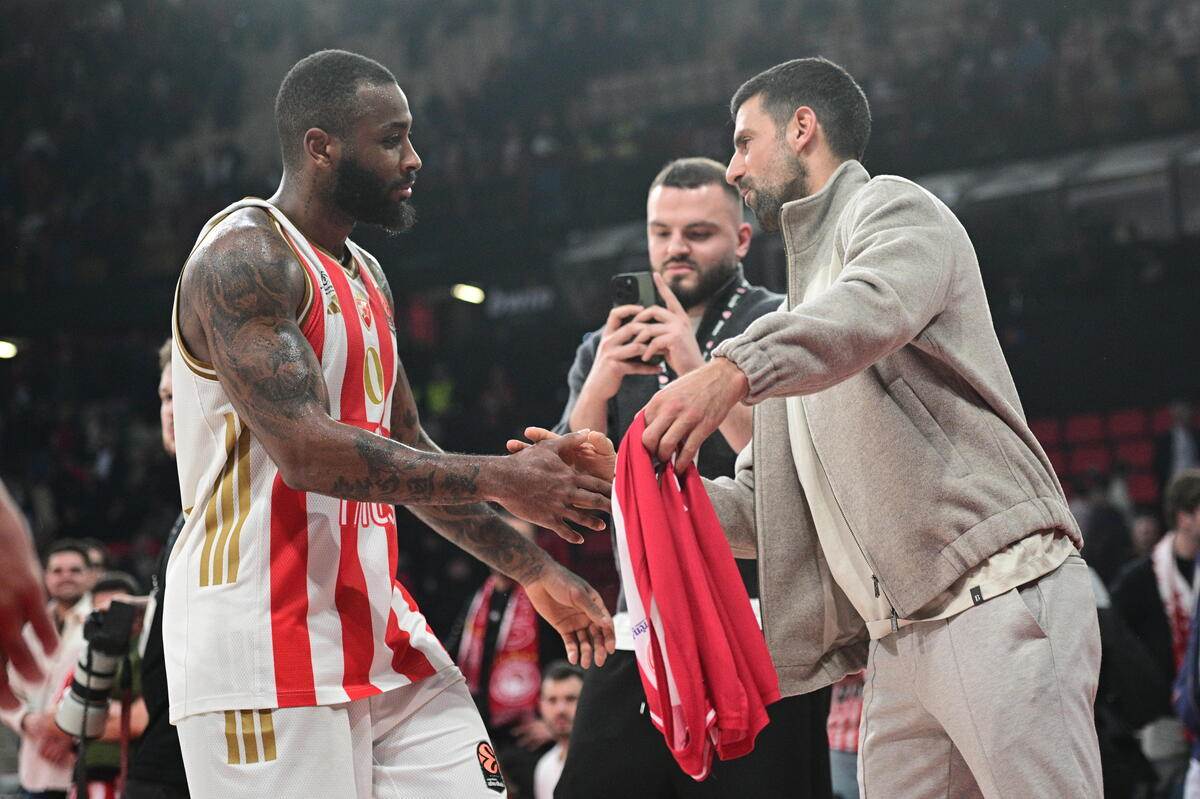 Novak Đoković se grli sa Kodijem Milerom Mekintajerom