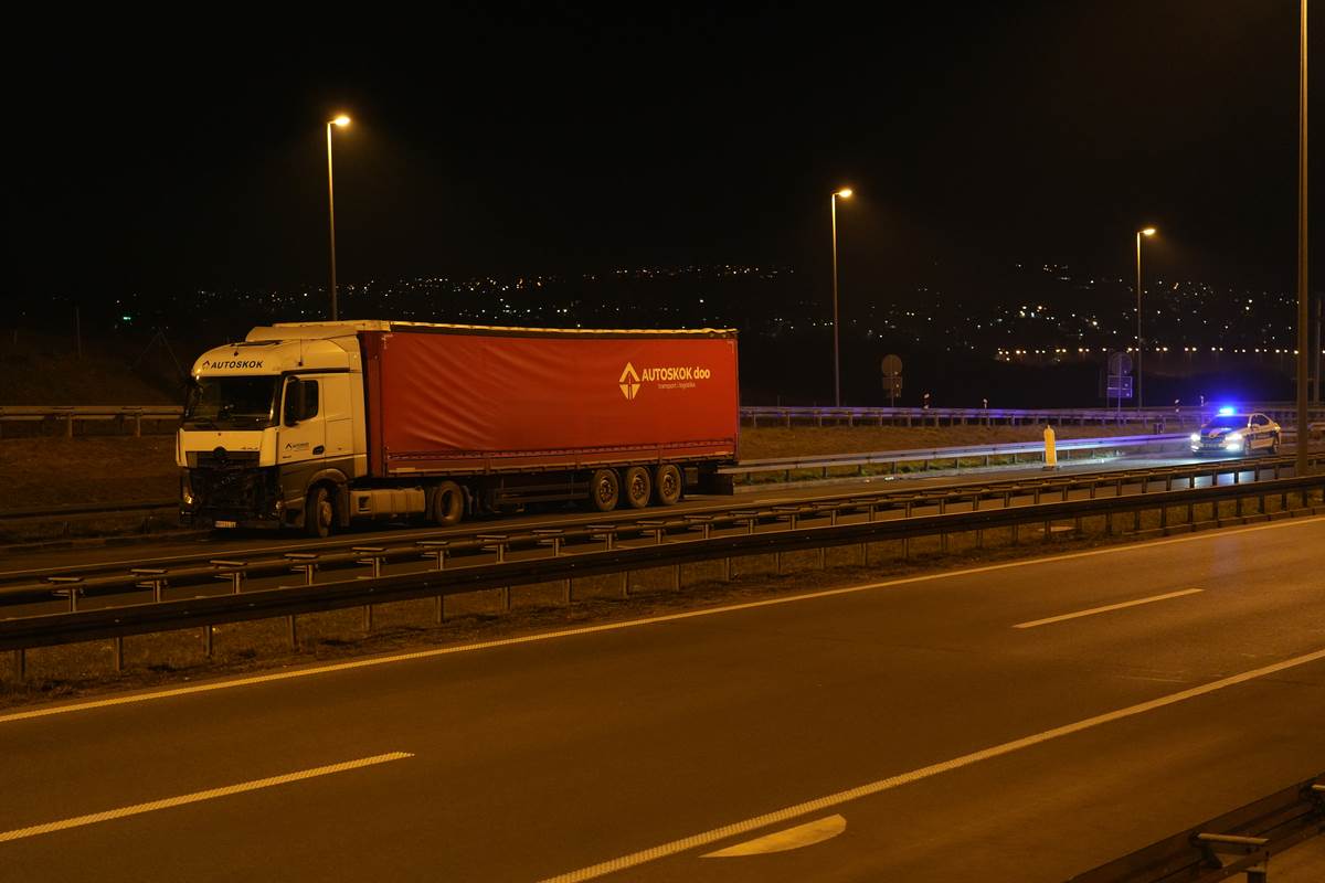 Šleper na mestu saobraćajne nesreće u kojoj je poginula Tatjana Ječmenica