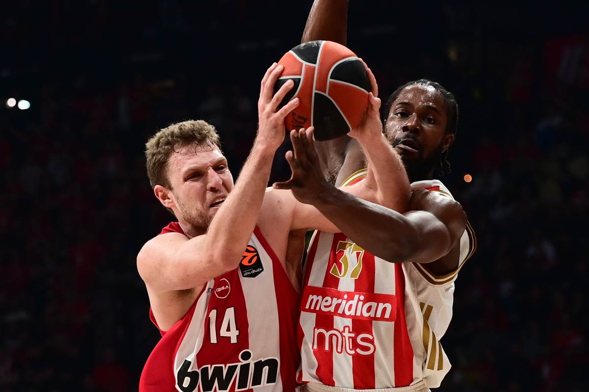 Semi Odželej i Saša Vezenkov na meču Zvezde i Olimpijakosa u Pireju