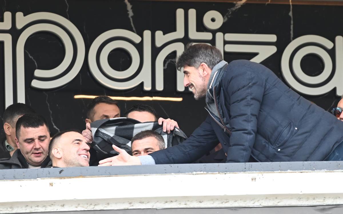 Veljko Paunović se pozdravlja sa Petrom Škuletićem u loži stadiona Partizana
