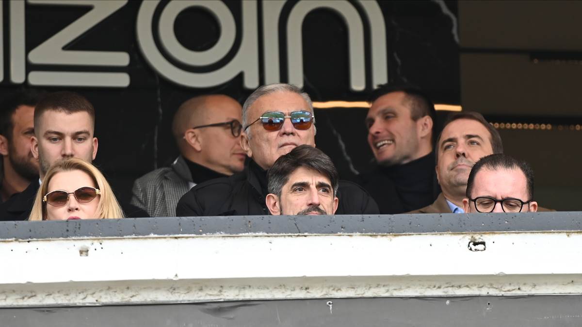Veljko Paunović i Predrag Mijatović i Milka Forcan u loži stadiona Partizana
