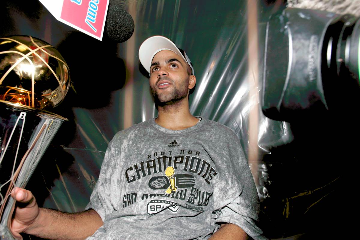 Toni Parker sa titulom NBA prvaka 2007 godine