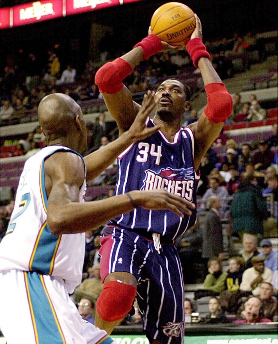 Hakim Olajdžuvon u dresu Hjustona u duelu protiv Džoa Smita iz Detroita