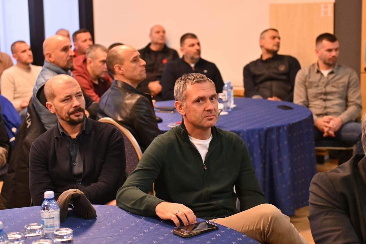 Aleksandar Rogić na predavanju za trenersku licencu FSS