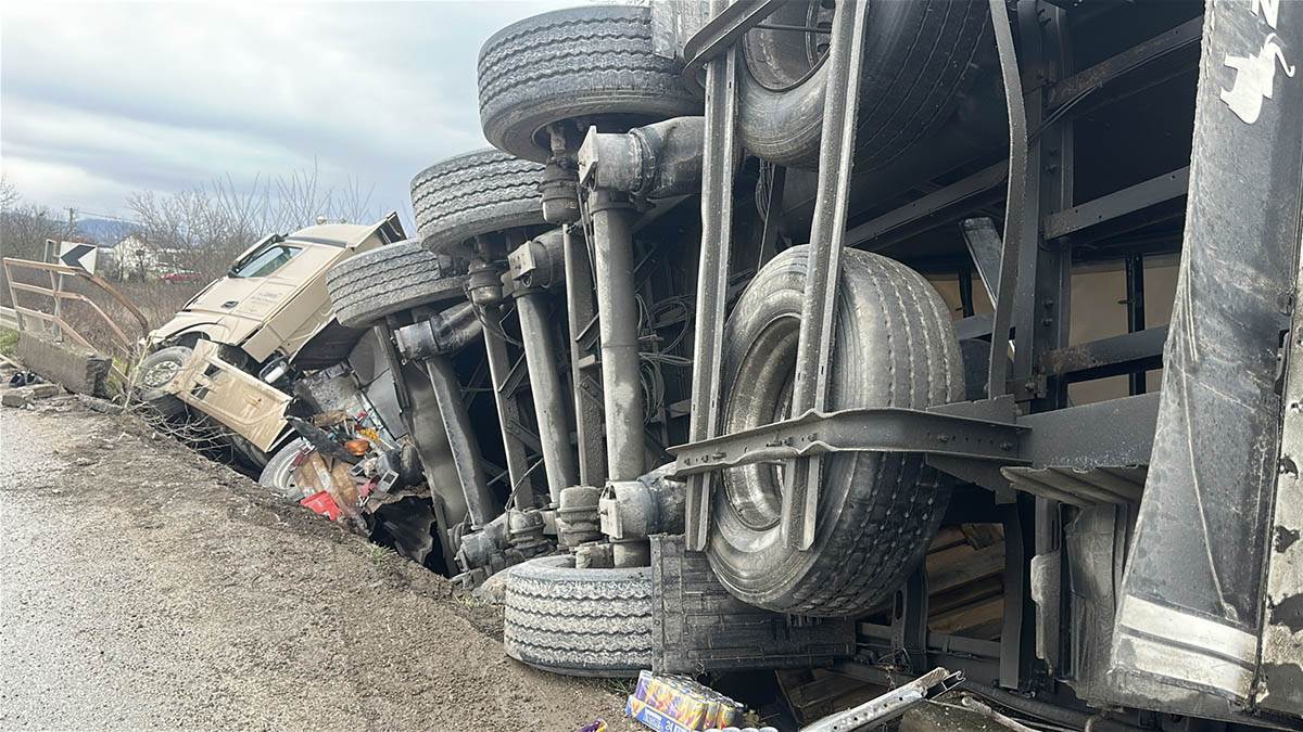 Saobraćajna nezgoda na starom putu Čačak - Kraljevo (3).jpg